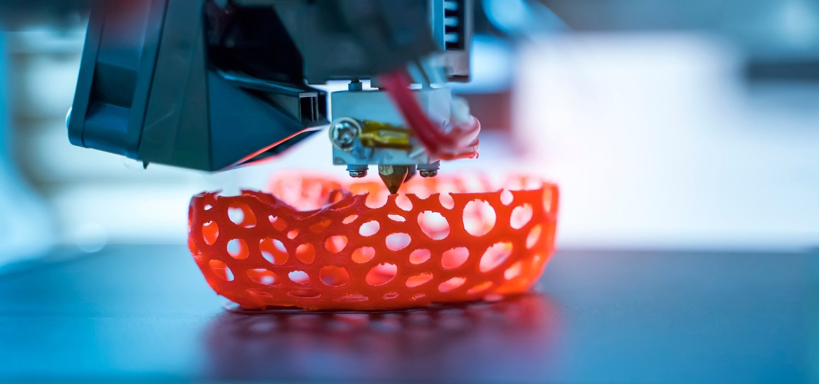 3D nyomtatás folyamat, piros fényű, perforált alakzat készül