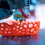 3D nyomtatás folyamat, piros fényű, perforált alakzat készül