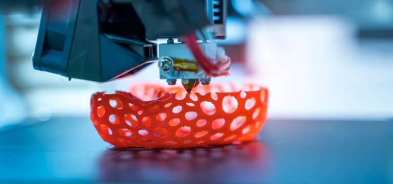 3D nyomtatás folyamat, piros fényű, perforált alakzat készül