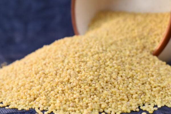 Kiömlött köles egy edényből, egészséges táplálkozás