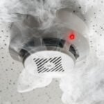 Füstjelző működése füstben, piros riasztó fény világít