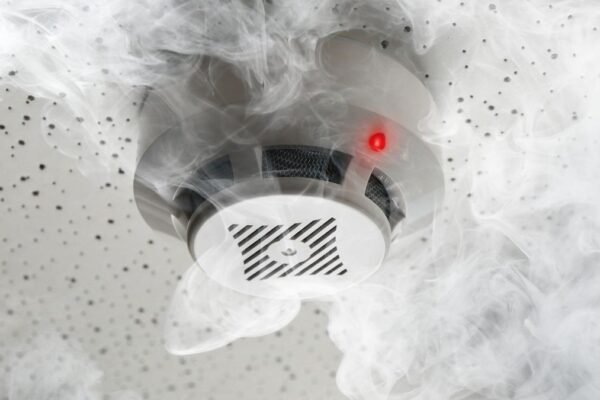 Füstjelző működése füstben, piros riasztó fény világít
