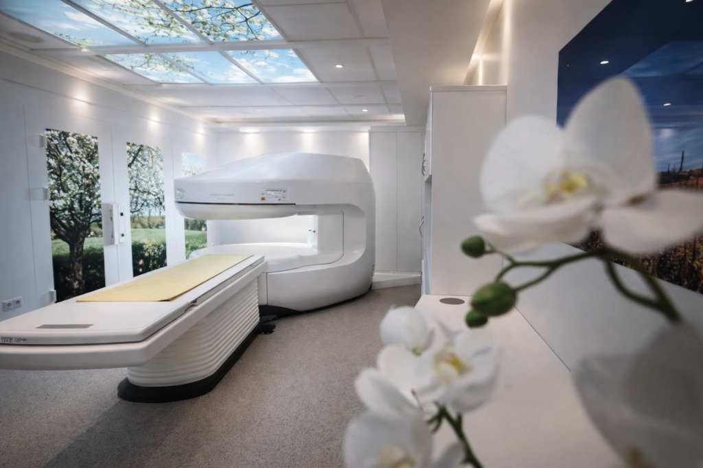 Modern MRI berendezés gerincpanaszok vizsgálatához Budapesten.