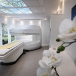 Modern MRI berendezés gerincpanaszok vizsgálatához Budapesten.