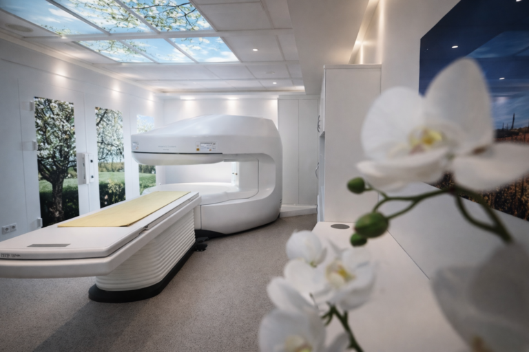 Modern MRI berendezés gerincpanaszok vizsgálatához Budapesten.