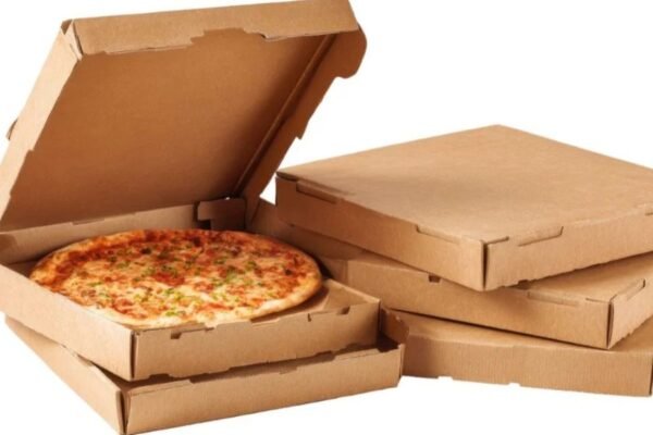 Pizzadoboz friss pizzával, ideális szállításhoz